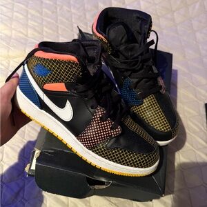 Jordan Mid 1s Multicolor size 6Y
